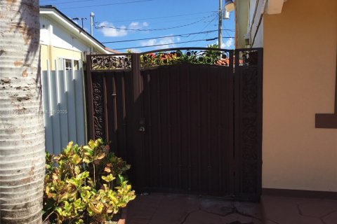 House in Miami, Florida 3 bedrooms, 140.93 sq.m. № 1953260 - photo 5