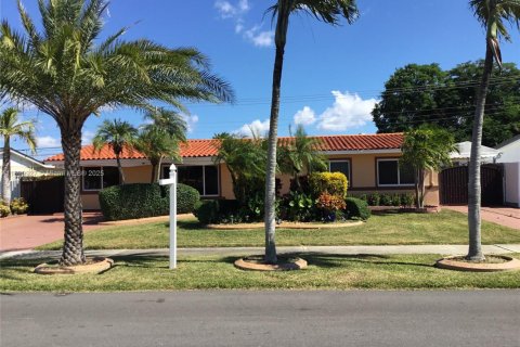 House in Miami, Florida 3 bedrooms, 140.93 sq.m. № 1953260 - photo 1