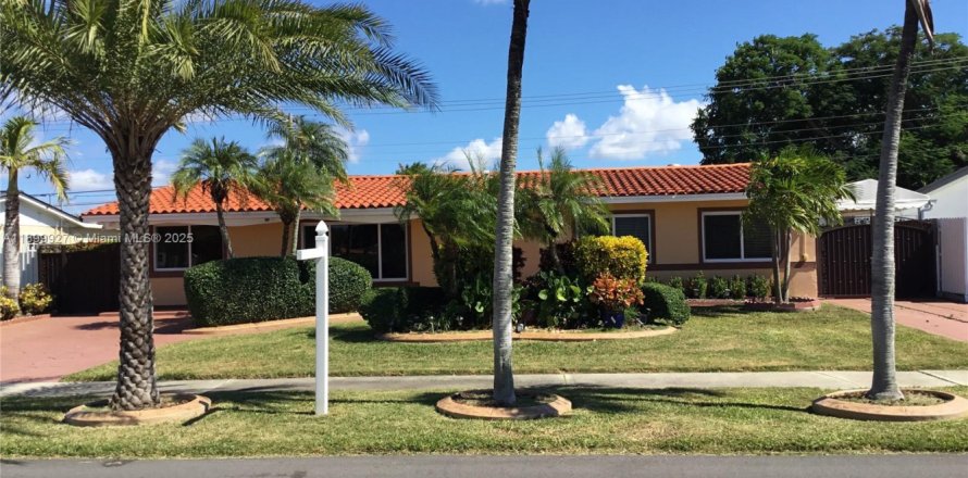 House in Miami, Florida 3 bedrooms, 140.93 sq.m. № 1953260