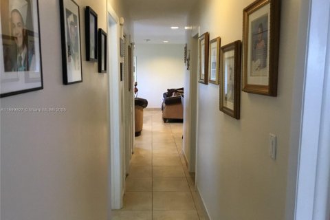 House in Miami, Florida 3 bedrooms, 140.93 sq.m. № 1953260 - photo 15