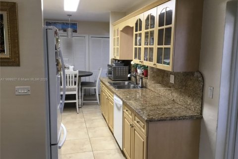 House in Miami, Florida 3 bedrooms, 140.93 sq.m. № 1953260 - photo 12