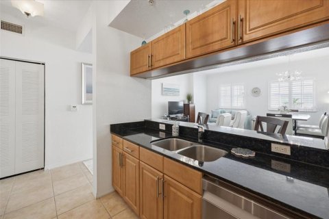 Copropriété à vendre à Sarasota, Floride: 2 chambres, 100.71 m2 № 2342017 - photo 15