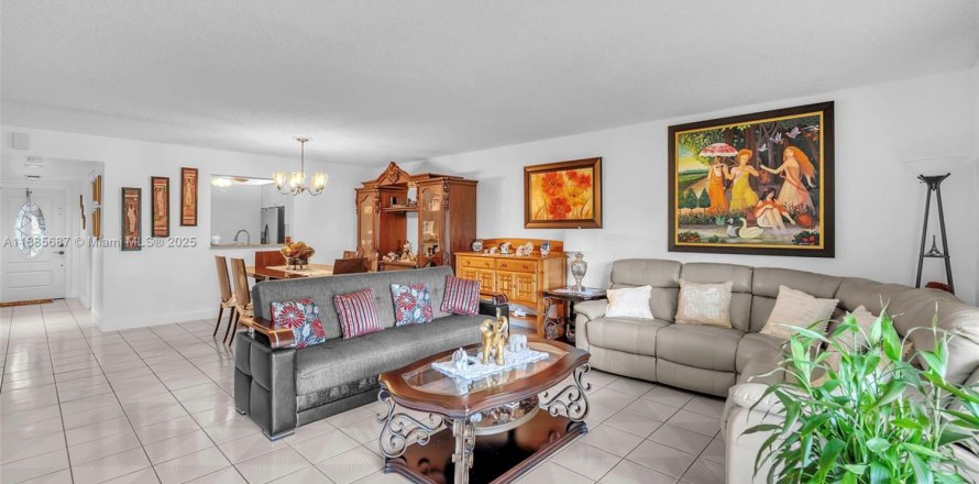 Condominio en Pembroke Pines, Florida, 2 dormitorios № 1933149