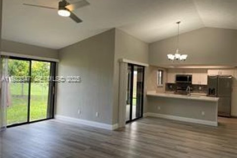 Villa ou maison à vendre à Port St. Lucie, Floride: 3 chambres, 108.51 m2 № 1977353 - photo 4