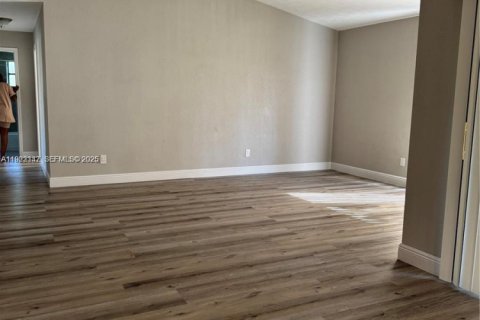 Casa en venta en Port St. Lucie, Florida, 3 dormitorios, 108.51 m2 № 1977353 - foto 10