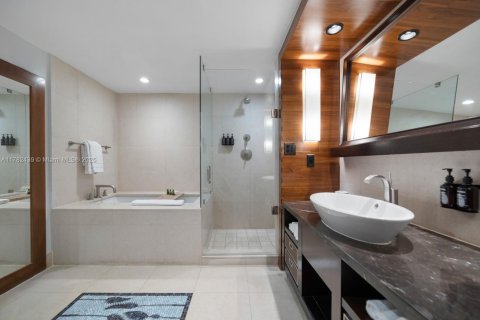 Condo in Miami Beach, Florida, 1 bedroom  № 1667478 - photo 25