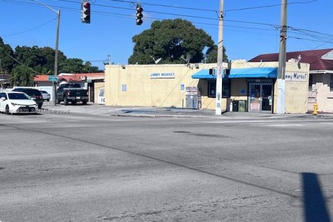 Commercial property in Miami, Florida № 2026887 - photo 4