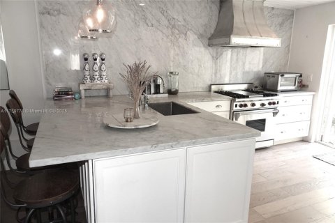 Casa en venta en Miami Beach, Florida, 3 dormitorios, 186.83 m2 № 1940773 - foto 6