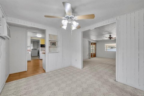 House in Eustis, Florida 2 bedrooms, 118.91 sq.m. № 1919551 - photo 7