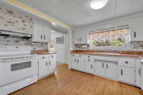 House in Eustis, Florida 2 bedrooms, 118.91 sq.m. № 1919551 - photo 4