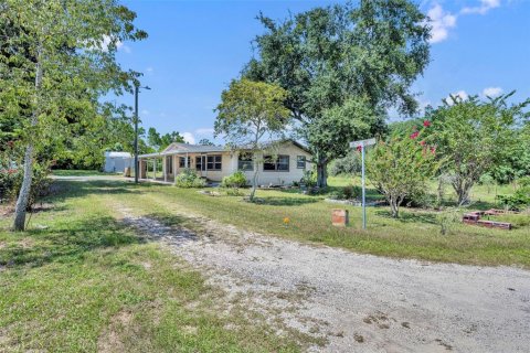 House in Eustis, Florida 2 bedrooms, 118.91 sq.m. № 1919551 - photo 1