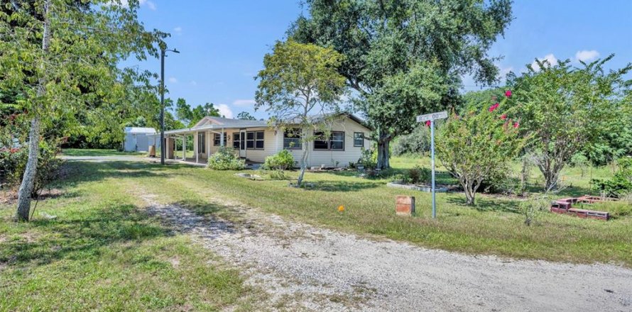 House in Eustis, Florida 2 bedrooms, 118.91 sq.m. № 1919551