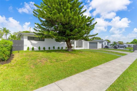 Villa ou maison à vendre à Miami, Floride: 3 chambres, 145.58 m2 № 2254151 - photo 3