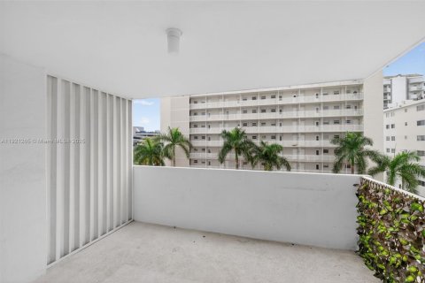 Condominio en alquiler en Miami Beach, Florida, 2 dormitorios, 76.18 m2 № 1976082 - foto 13