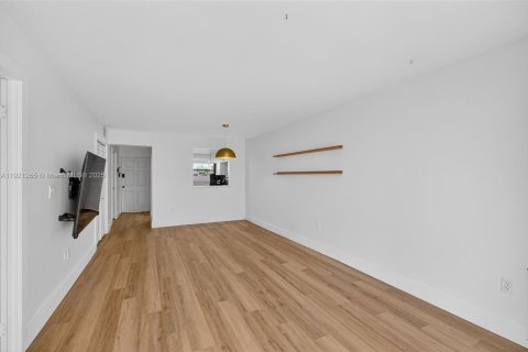 Condominio en alquiler en Miami Beach, Florida, 2 dormitorios, 76.18 m2 № 1976082 - foto 17
