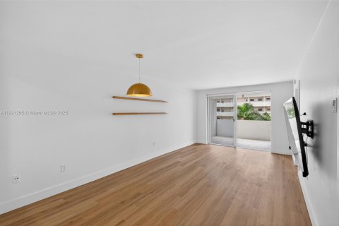 Condominio en alquiler en Miami Beach, Florida, 2 dormitorios, 76.18 m2 № 1976082 - foto 18