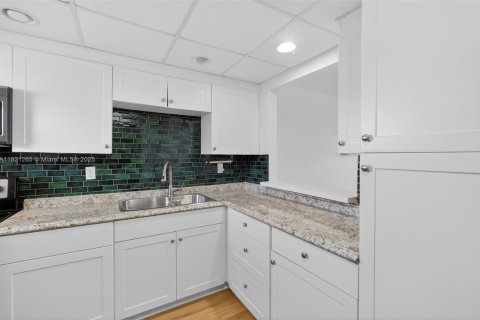 Condominio en alquiler en Miami Beach, Florida, 2 dormitorios, 76.18 m2 № 1976082 - foto 10