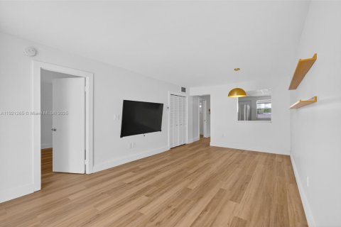 Condominio en alquiler en Miami Beach, Florida, 2 dormitorios, 76.18 m2 № 1976082 - foto 16