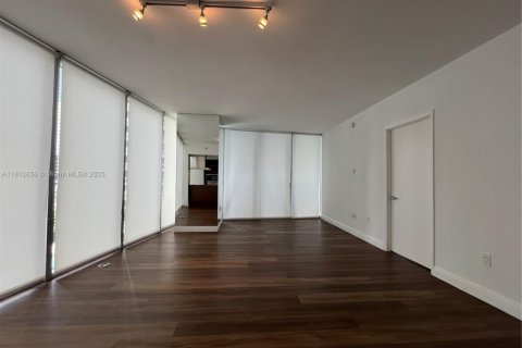 Condo in Miami, Florida, 2 bedrooms  № 1759157 - photo 12
