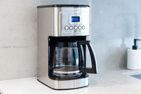 Condo in Miami, Florida № 2057837 - photo 10