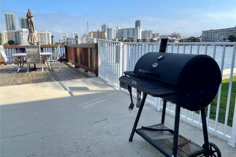 Condominio en venta en Hallandale Beach, Florida, 2 dormitorios, 117.06 m2 № 2035737 - foto 15