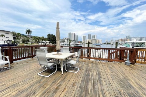 Condominio en venta en Hallandale Beach, Florida, 2 dormitorios, 117.06 m2 № 2035737 - foto 12