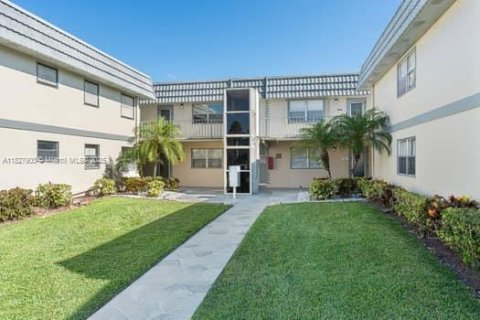 Condo in Delray Beach, Florida, 2 bedrooms  № 1802660 - photo 1