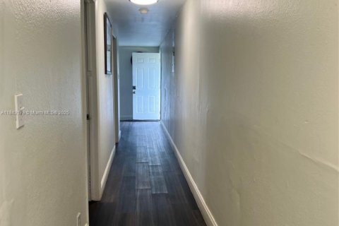 Commercial property in West Palm Beach, Florida № 1836411 - photo 21
