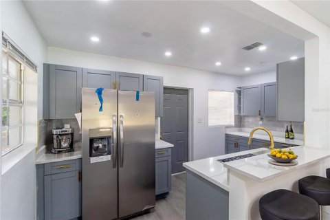 House in Tampa, Florida 3 bedrooms, 81.94 sq.m. № 1913128 - photo 9