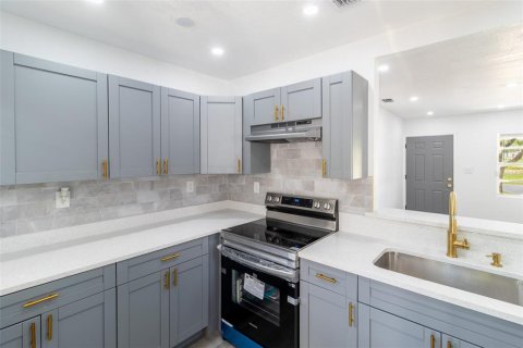 House in Tampa, Florida 3 bedrooms, 81.94 sq.m. № 1913128 - photo 11