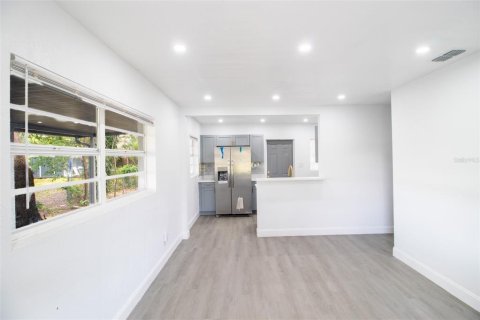 House in Tampa, Florida 3 bedrooms, 81.94 sq.m. № 1913128 - photo 14