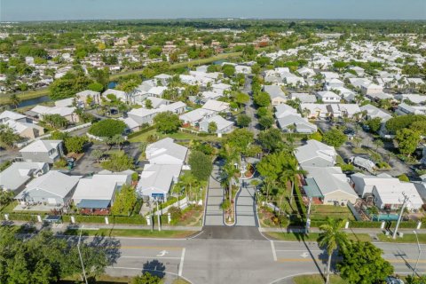 Casa en venta en Miami, Florida, 4 dormitorios, 155.05 m2 № 1210265 - foto 1