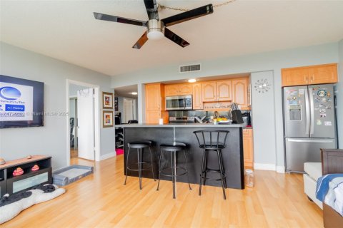 Condo in Miami Beach, Florida, 1 bedroom  № 1729449 - photo 1