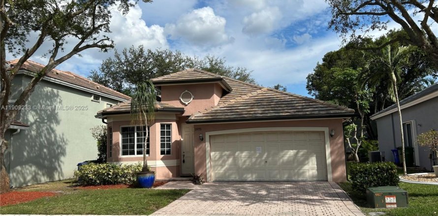 Villa ou maison à Pembroke Pines, Floride 3 chambres, 130.81 m2 № 1966643
