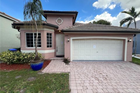 Villa ou maison à louer à Pembroke Pines, Floride: 3 chambres, 130.81 m2 № 1966643 - photo 2