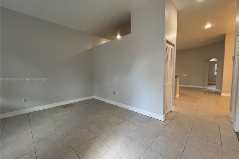 Villa ou maison à louer à Pembroke Pines, Floride: 3 chambres, 130.81 m2 № 1966643 - photo 3