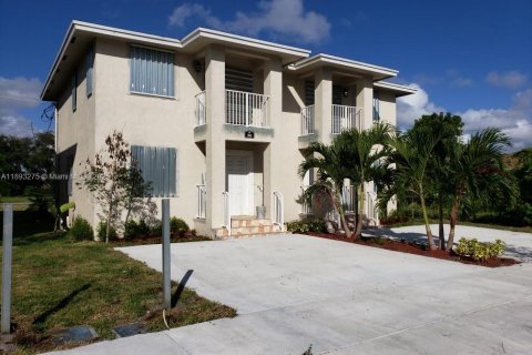 Propiedad comercial en venta en Hollywood, Florida, 222.97 m2 № 1945671 - foto 2