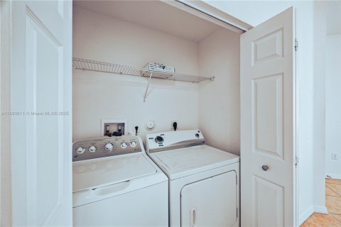 House in Miramar, Florida 3 bedrooms, 160.72 sq.m. № 1944919 - photo 19