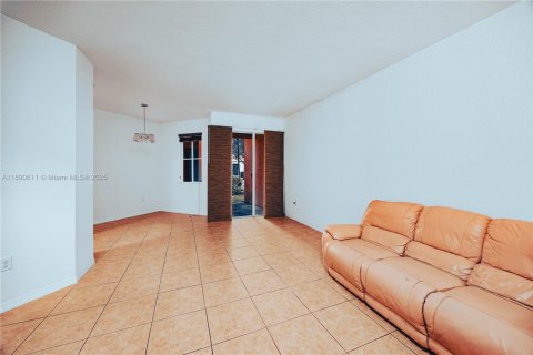 House in Miramar, Florida 3 bedrooms, 160.72 sq.m. № 1944919 - photo 7