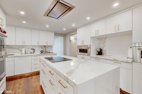 Condo in Bal Harbour, Florida, 4 bedrooms  № 1990600 - photo 12