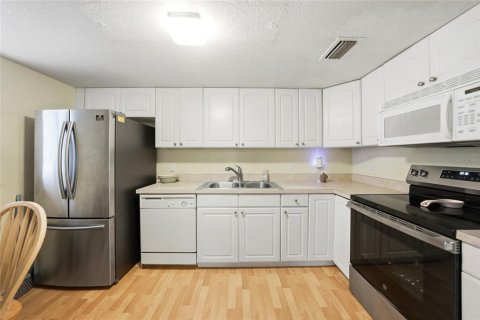 Condo in Port Charlotte, Florida, 2 bedrooms № 2119075 - photo 9