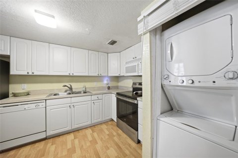 Condo in Port Charlotte, Florida, 2 bedrooms № 2119075 - photo 10