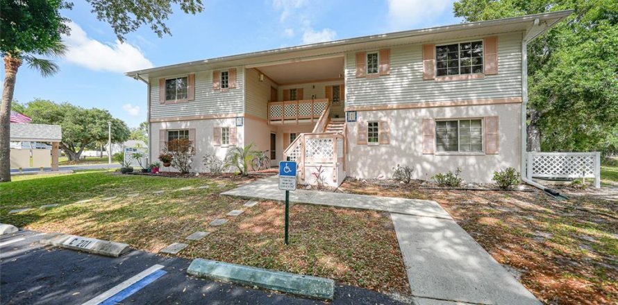 Condo in Port Charlotte, Florida, 2 bedrooms № 2119075