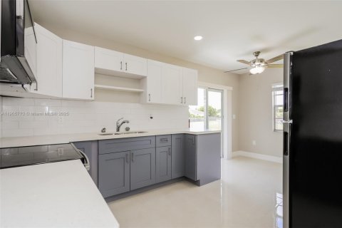 Снять в аренду виллу или дом в Майами, Флорида 4 спальни, 120.03м2, № 1956411 - фото 6