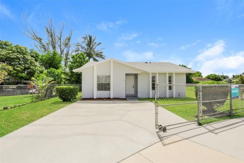 Снять в аренду виллу или дом в Майами, Флорида 4 спальни, 120.03м2, № 1956411 - фото 1