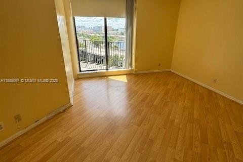 Condo in Hallandale Beach, Florida, 2 bedrooms  № 1942232 - photo 16