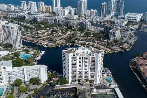 Condo in Hallandale Beach, Florida, 2 bedrooms  № 1942232 - photo 1