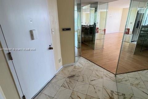 Condo in Hallandale Beach, Florida, 2 bedrooms  № 1942232 - photo 13