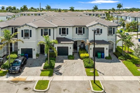 Touwnhouse à vendre à Miami Gardens, Floride: 3 chambres, 124.86 m2 № 1892778 - photo 1
