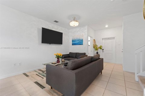 Touwnhouse à vendre à Miami Gardens, Floride: 3 chambres, 124.86 m2 № 1892778 - photo 12